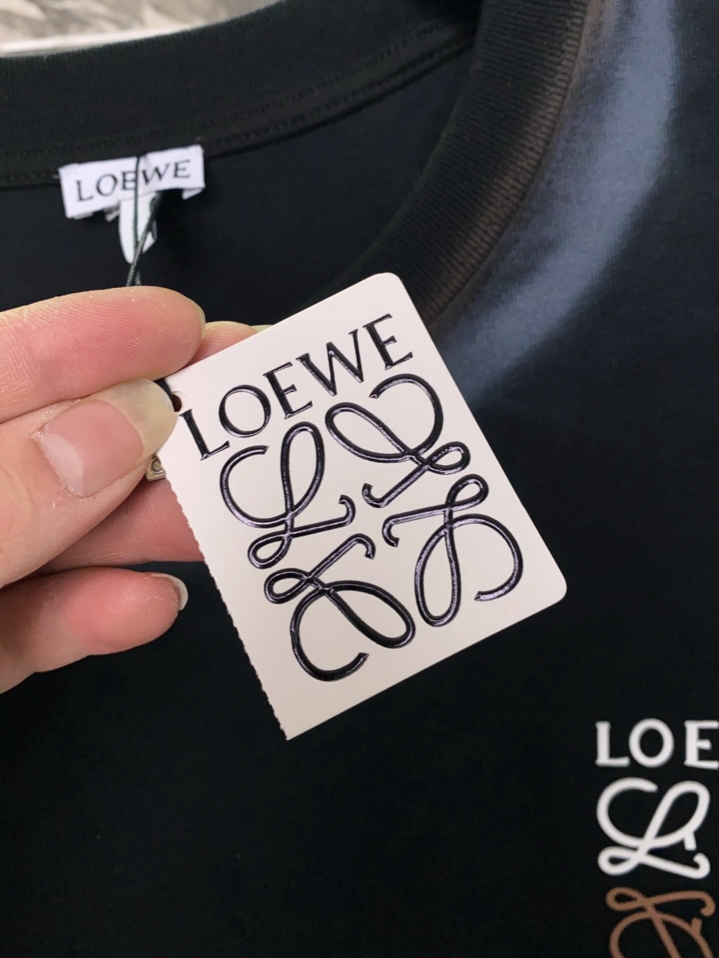 Camiseta de rayas dibujadas a mano
