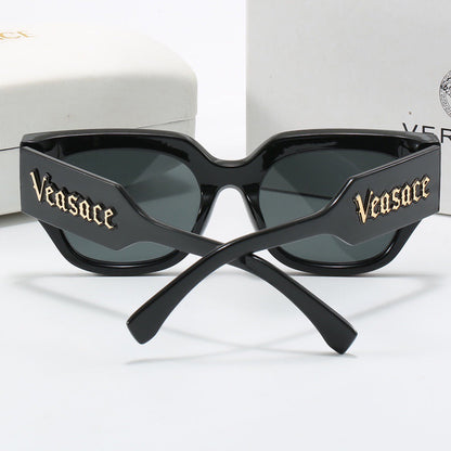 Gafas de sol con montura gruesa