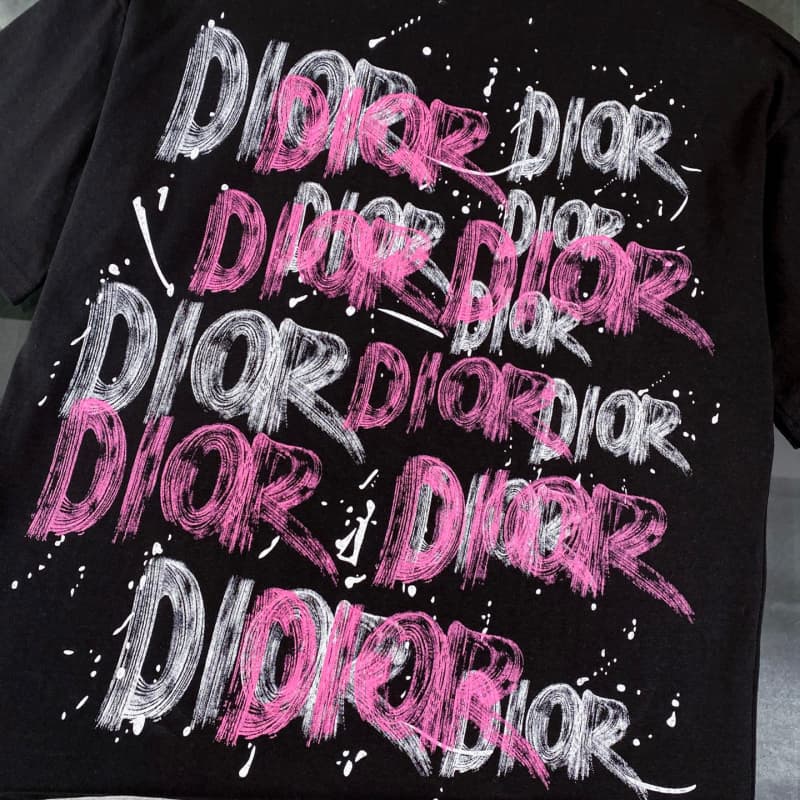 Camiseta clásica con estampado de grafiti integral
