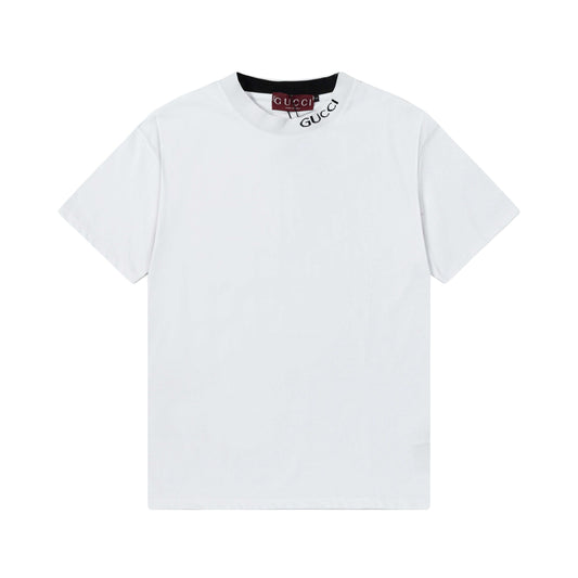 Camiseta con letras en el escote