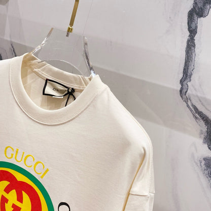 Camiseta de rayas en las mangas