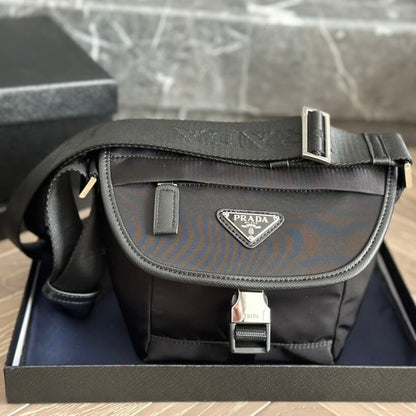 Sac messager trapèze inversé en nylon