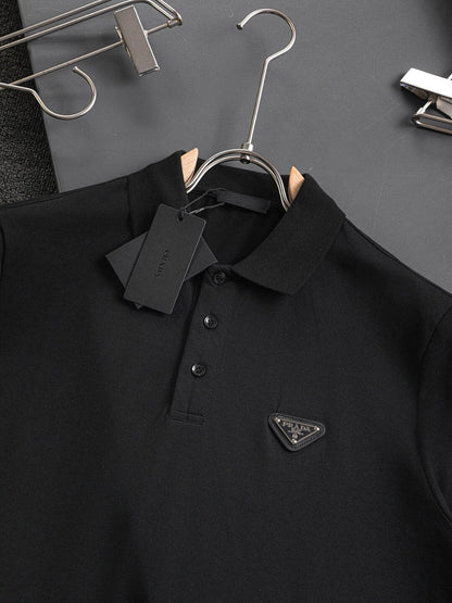 Camiseta con triángulo metálico en el pecho