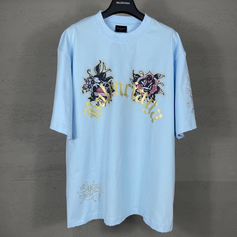 Camiseta con diamantes de imitación destruidos en la parte delantera y trasera