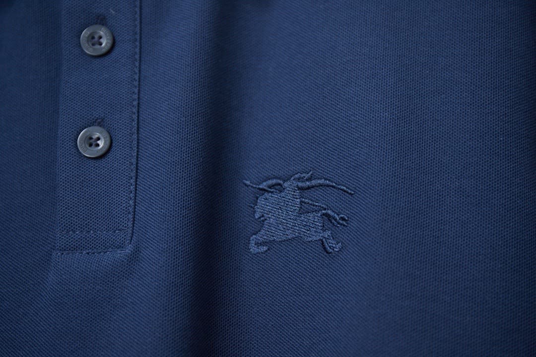 Polo bordado con el nuevo caballo de guerra 2025