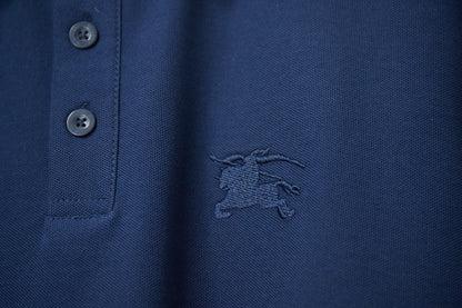 Polo bordado con el nuevo caballo de guerra 2025