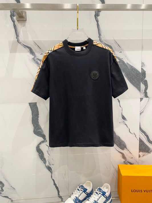 Camiseta de rayas a cuadros en el cuello