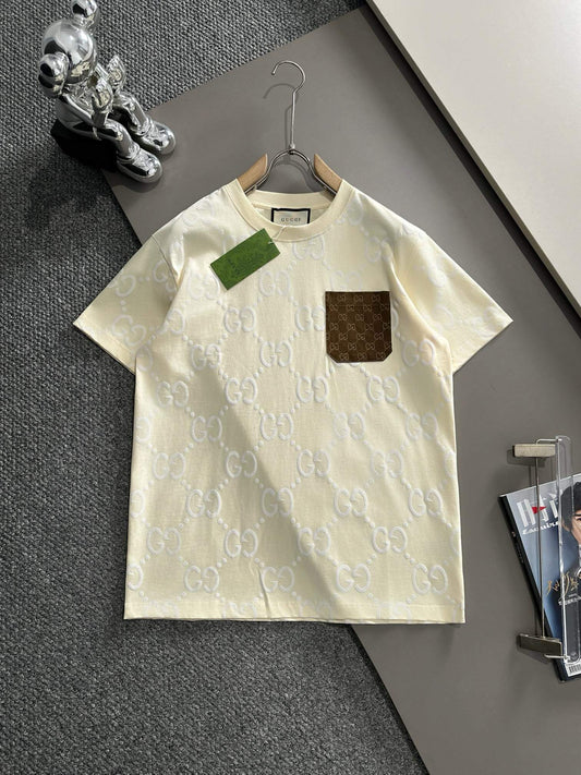 Camiseta con bolsillo de parche y estampado integral