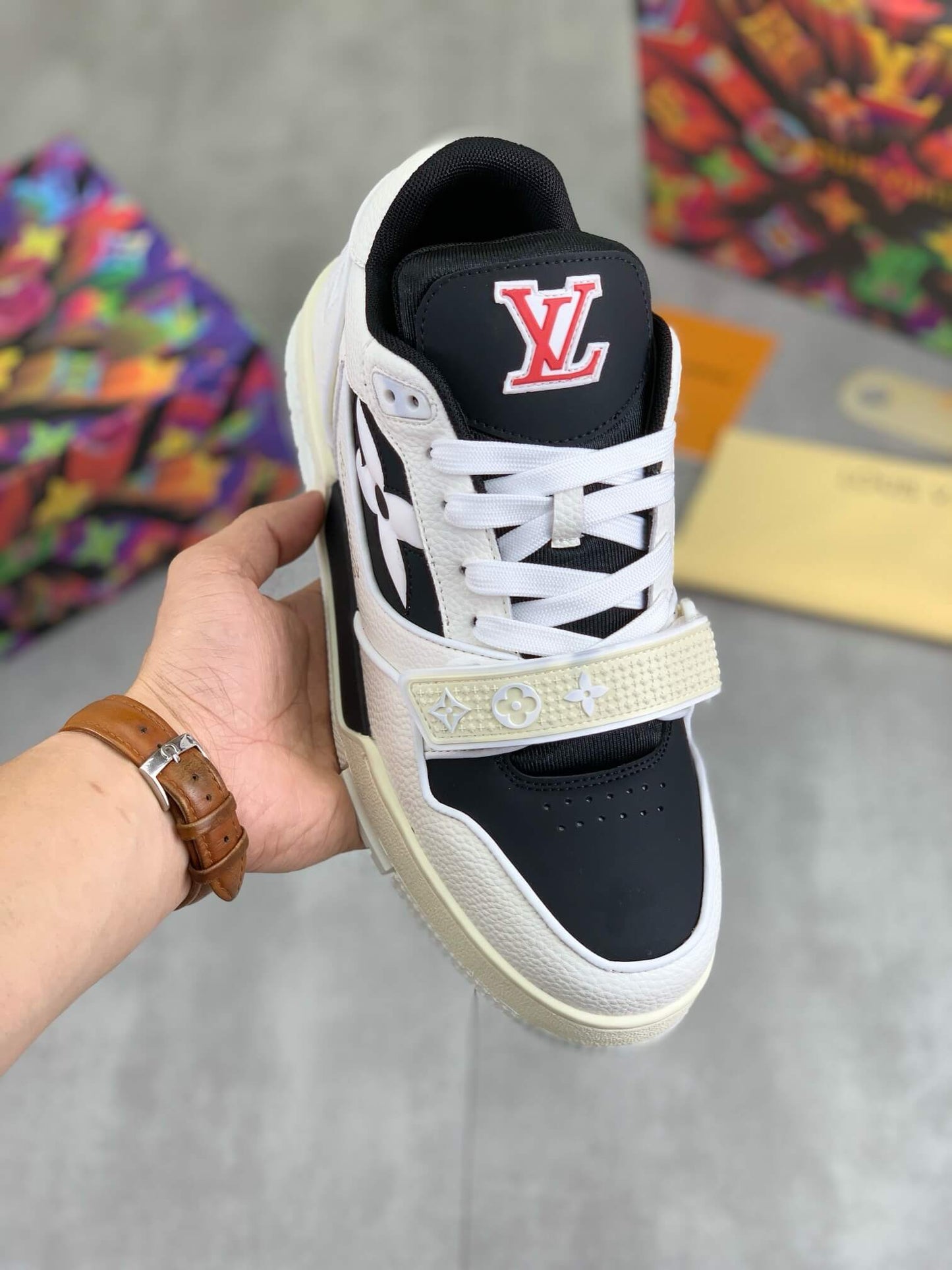 Zapatillas deportivas con tacón bordado