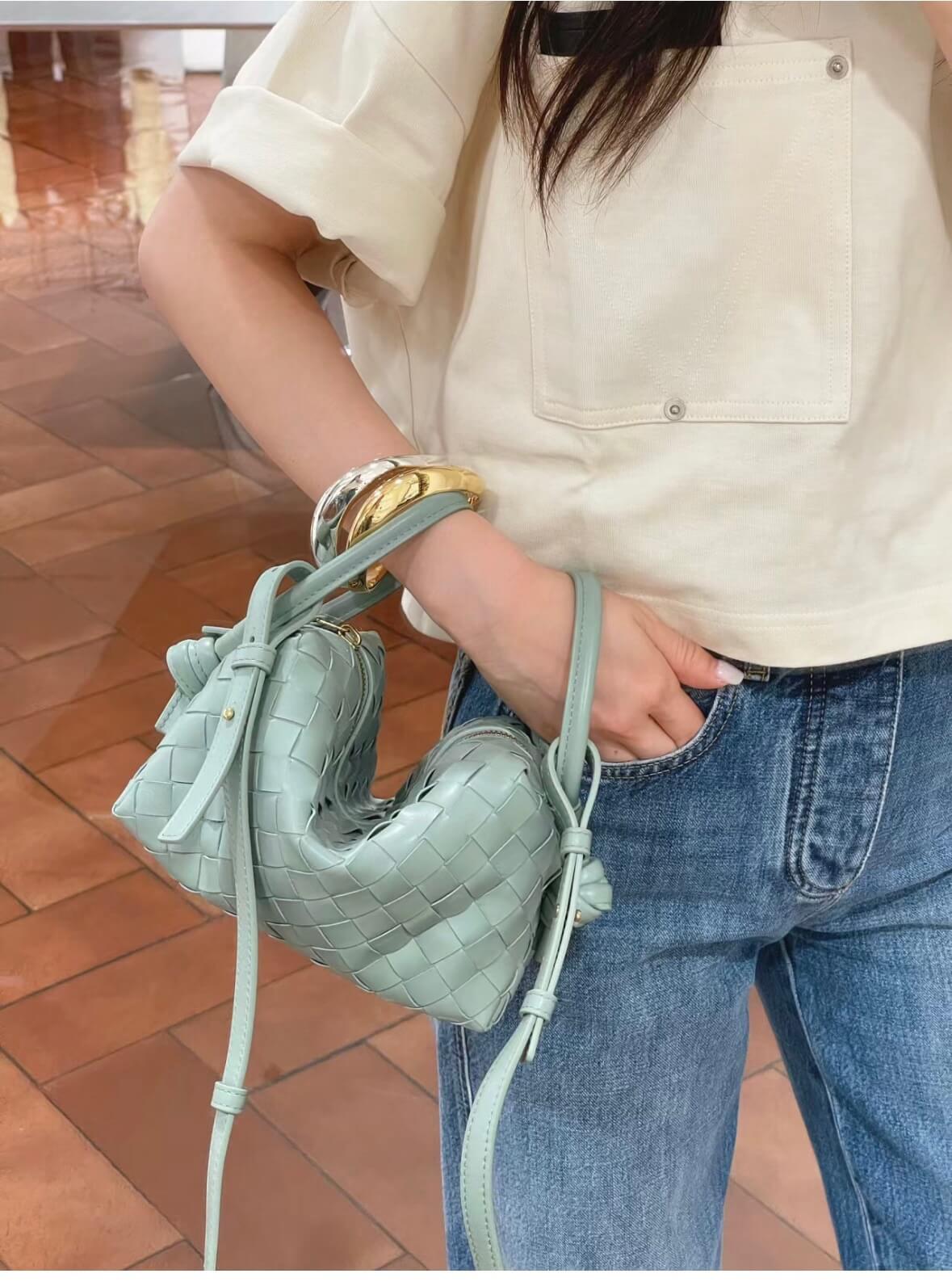 Elegante bolso de hombro de cuero tejido con hebilla de doble anilla