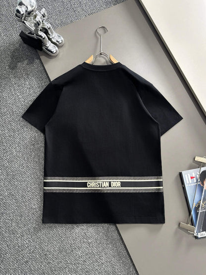 Camiseta bordada con patrón clásico