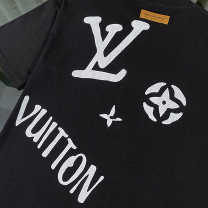 Camiseta con letras de grafiti