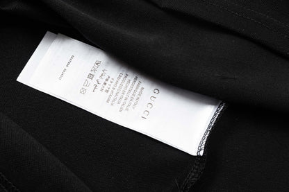 Polo con letras en el pecho