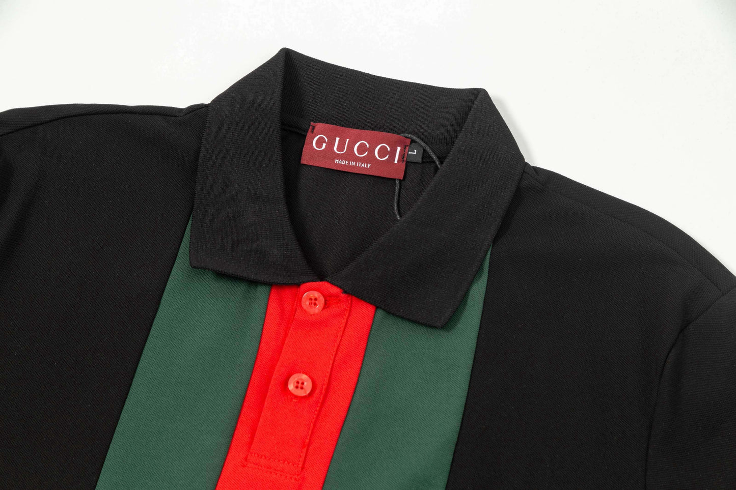 Polo de rayas rojas y verdes
