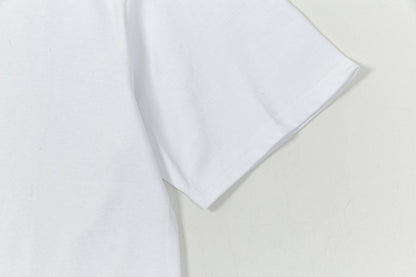 Camiseta con letras en el escote
