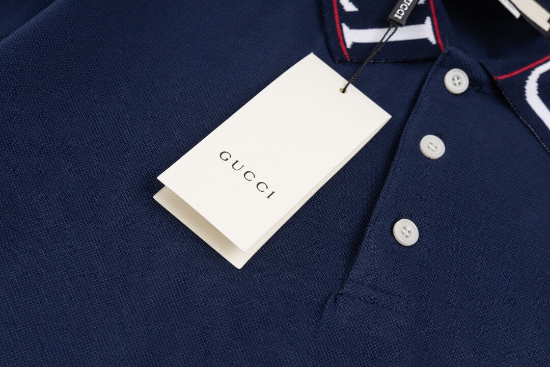 Camiseta polo con letras en el escote
