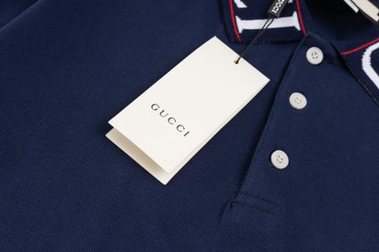 Camiseta polo con letras en el escote