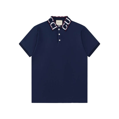 Camiseta polo con letras en el escote