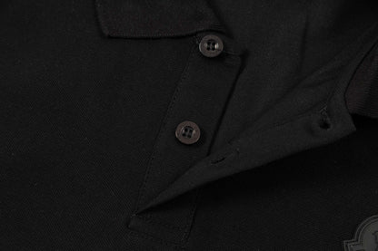 Polo con estampado de letras en la espalda