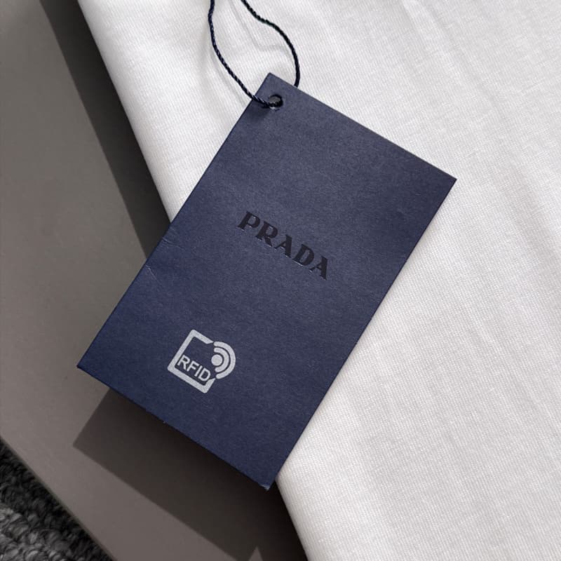 Camiseta minimalista con bordado de patchwork