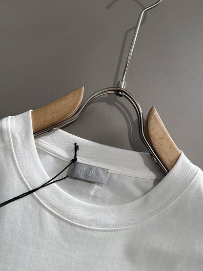 Camiseta bordada con patrón clásico