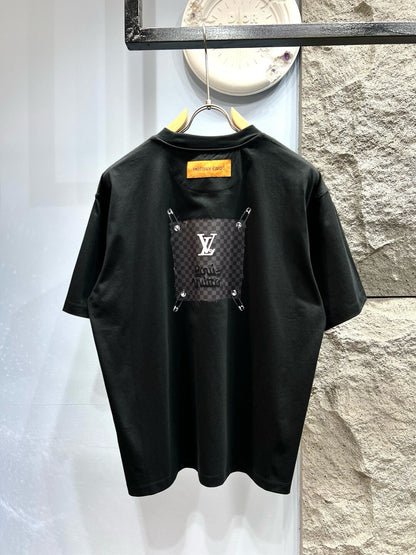Camiseta con letras tridimensionales