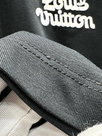 Camiseta con letras tridimensionales