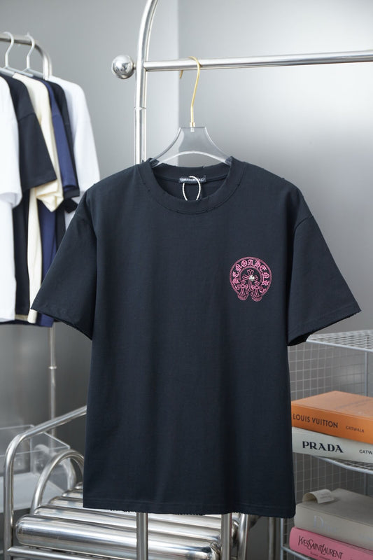 Camiseta con bordado de cruz