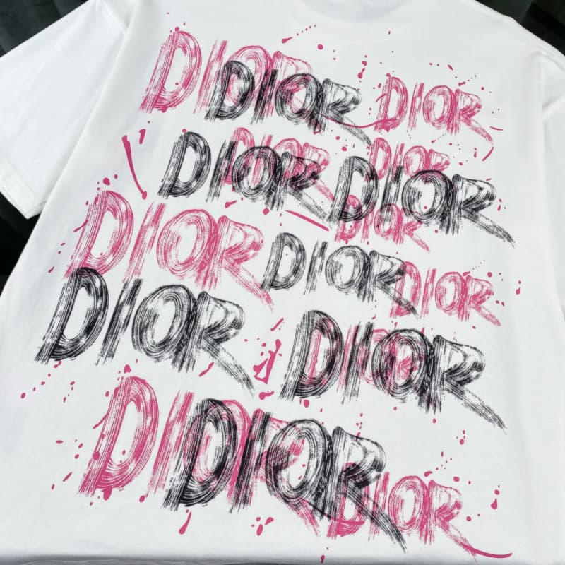 Camiseta clásica con estampado de grafiti integral
