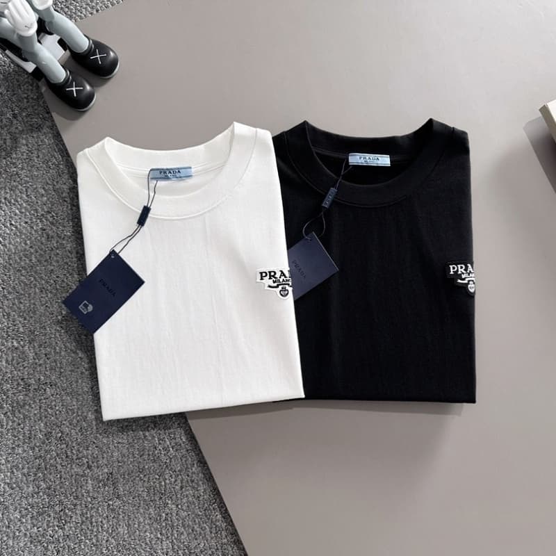 Camiseta minimalista con bordado de patchwork
