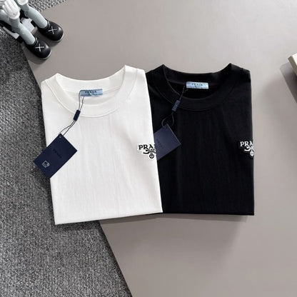 Camiseta minimalista con bordado de patchwork