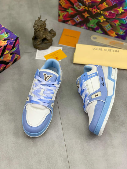 Zapatillas deportivas con bloques de color azul y blanco