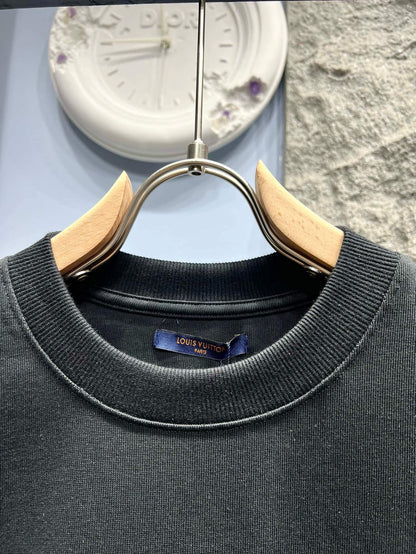 Camiseta con bordado agrietado y patrón