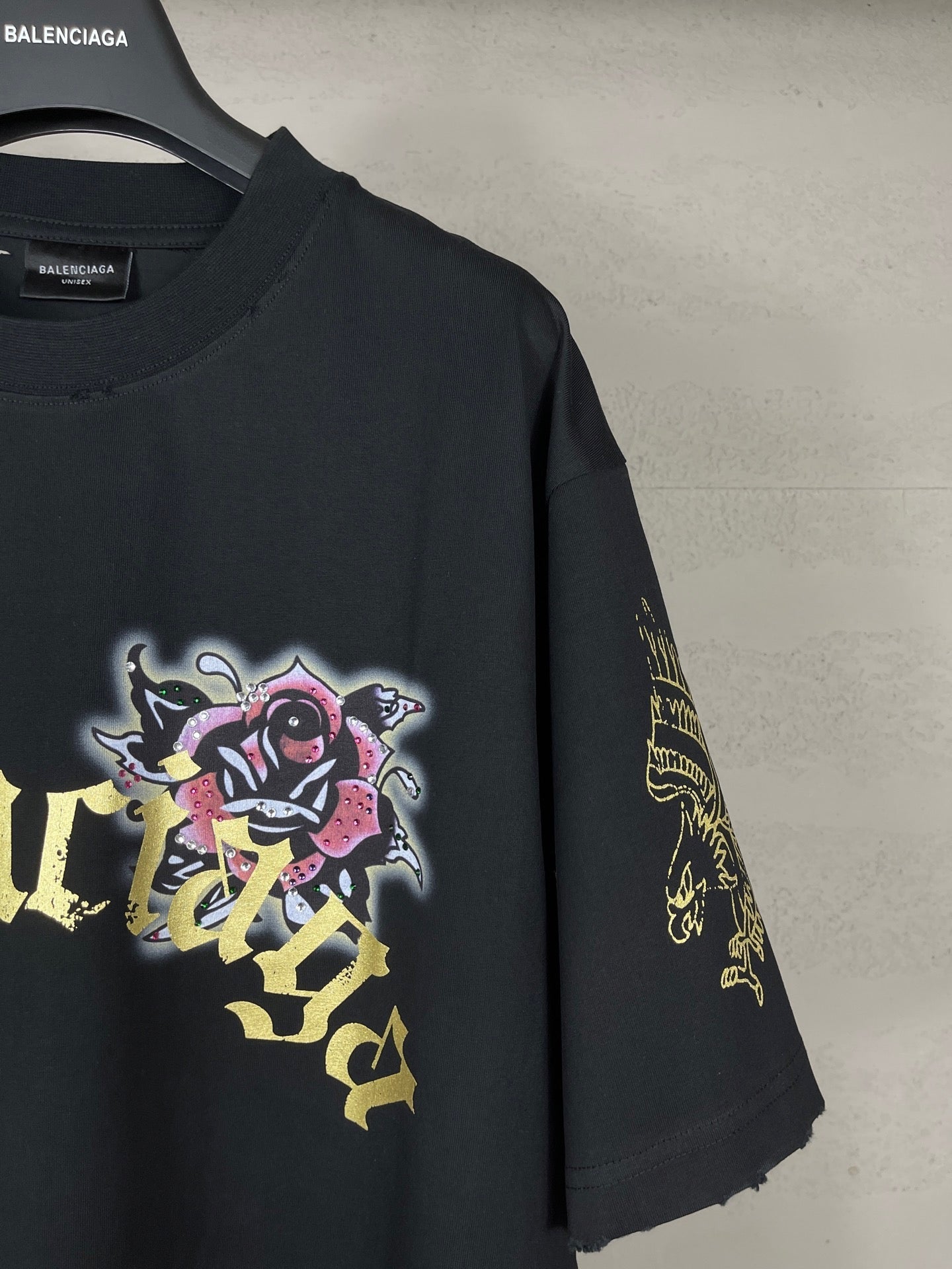 Camiseta con diamantes de imitación destruidos en la parte delantera y trasera