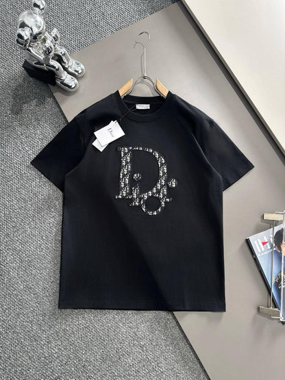 Camiseta bordada con patrón clásico