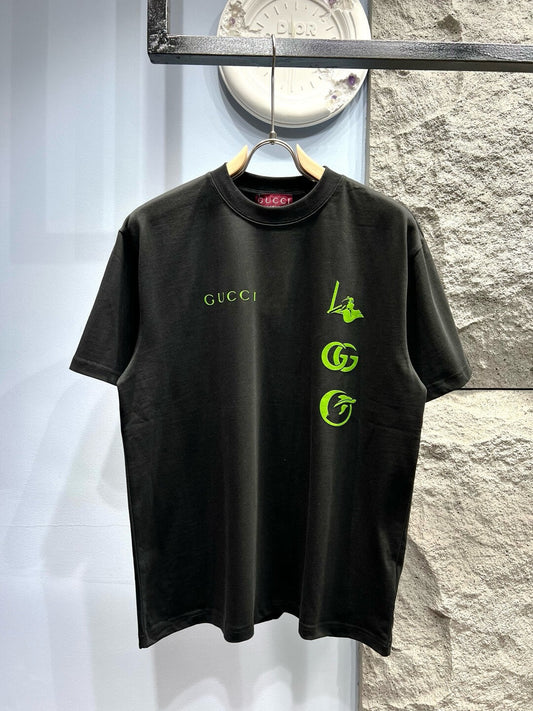 Camiseta con estampado de surfista