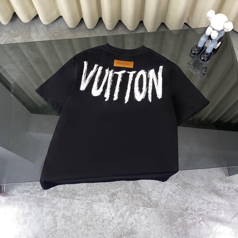 Camiseta con collar, letras y bordado en el pecho