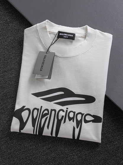 Camiseta con diseño rasgado