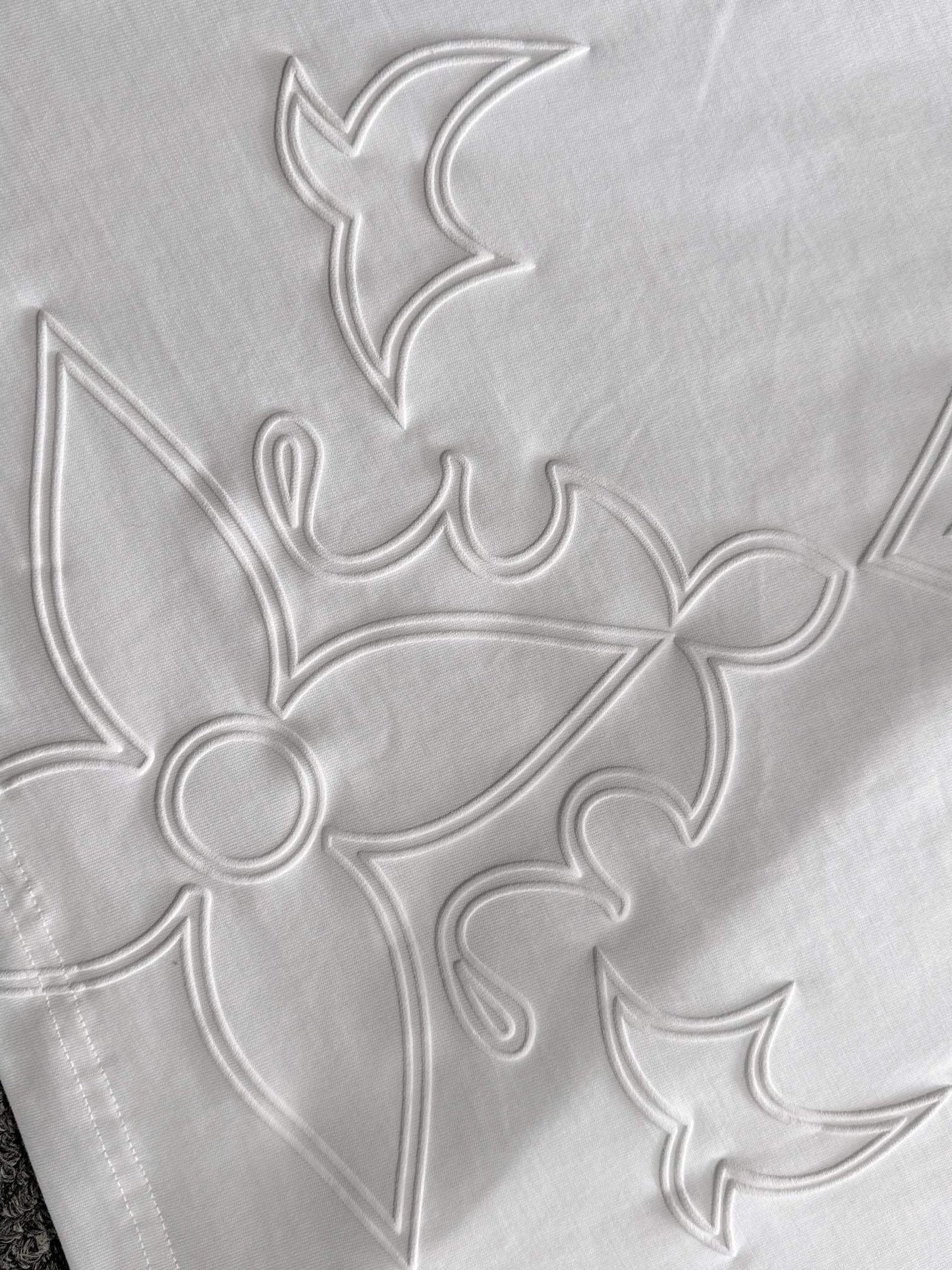 T-shirt à motif brodé classique