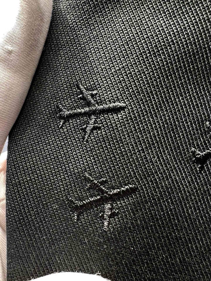 Camiseta con bordado agrietado y patrón