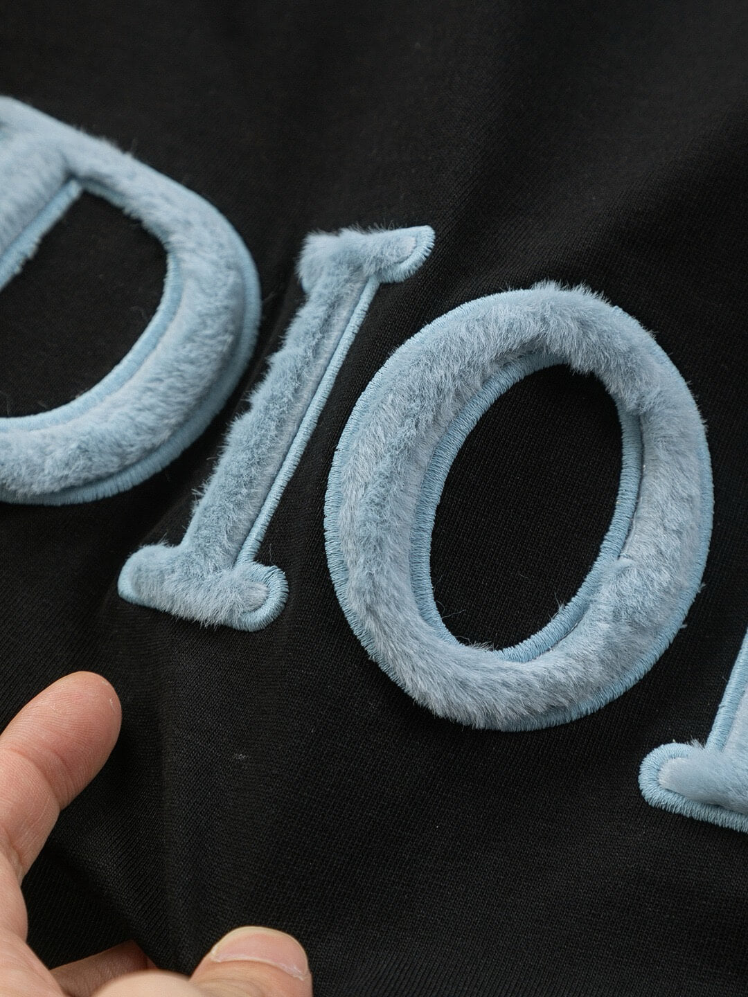Camiseta con bordado flocado