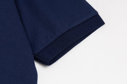 Camiseta polo con letras en el escote