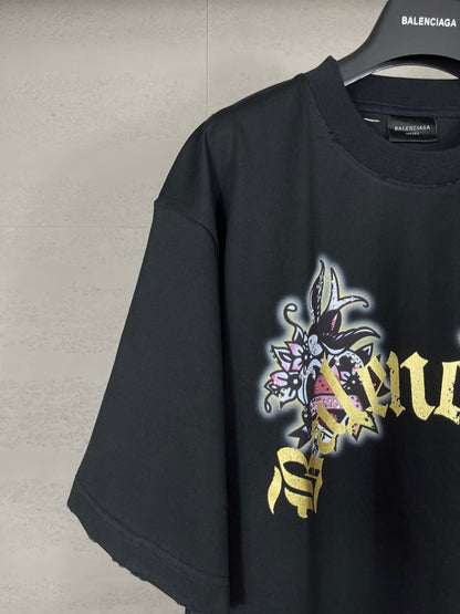 Camiseta con diamantes de imitación destruidos en la parte delantera y trasera
