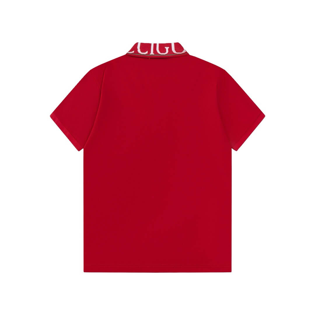 Camiseta polo con letras en el escote