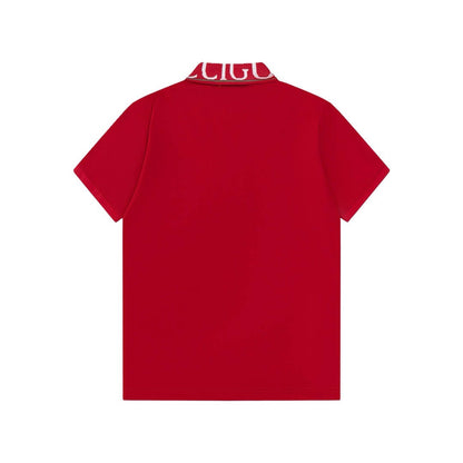 Camiseta polo con letras en el escote