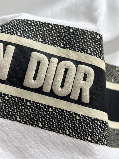 Camiseta bordada con patrón clásico