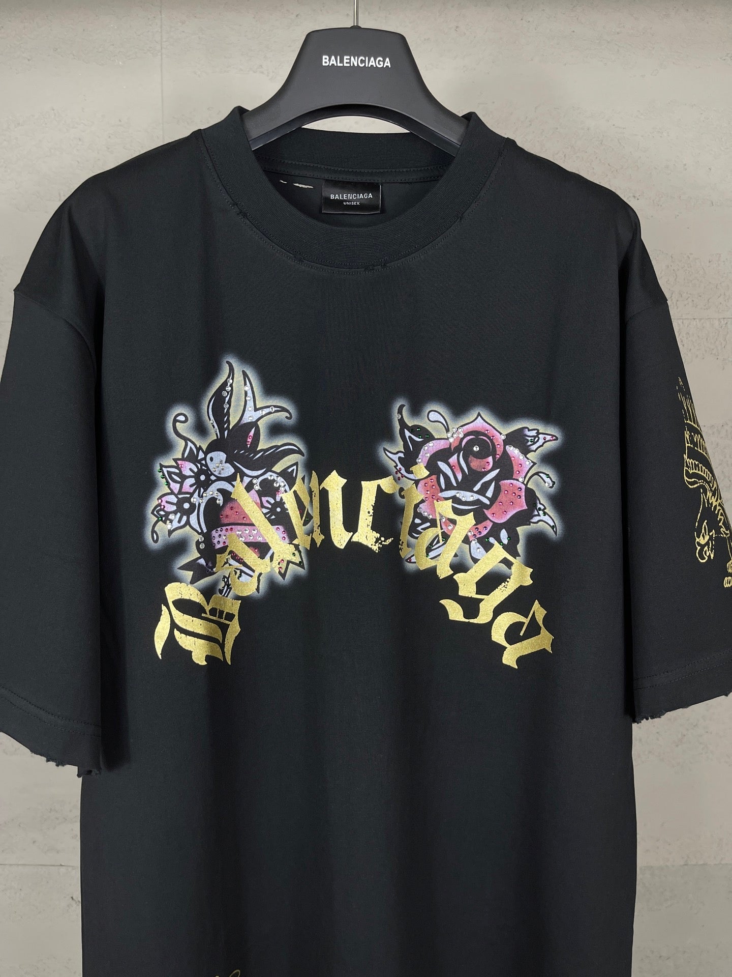 Camiseta con diamantes de imitación destruidos en la parte delantera y trasera