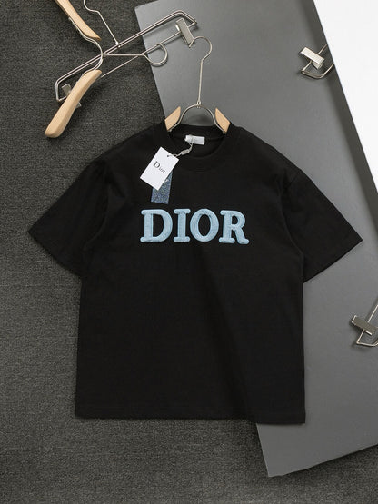 Camiseta con bordado flocado