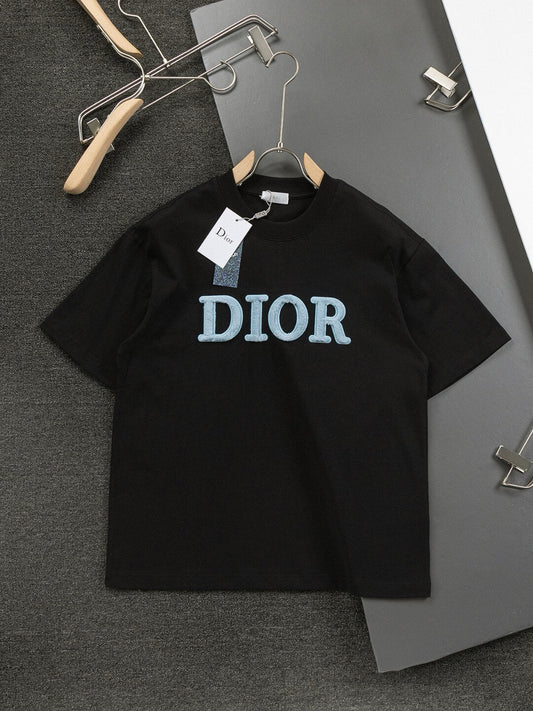 Camiseta con bordado flocado