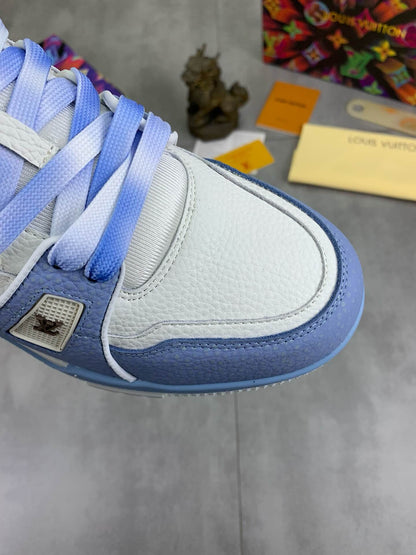 Zapatillas deportivas con bloques de color azul y blanco